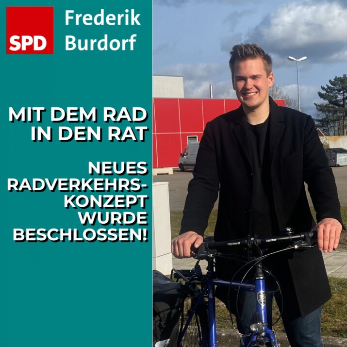 Frederik Burdorf mit dem Fahrrad vor der Stadthalle - Dabenen der Slogan: Mit dem Rad in den Rat - Neues Radverkehrskonzept wurde beschlossen